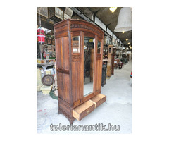 Szecessziós kétajtós tükrös akasztós polcos szekrény