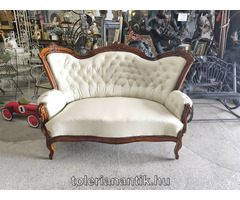 Neobrokk kétüléses kanapé krémszínű műbőrkárpittal