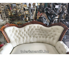 Neobrokk kétüléses kanapé krémszínű műbőrkárpittal