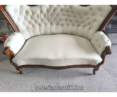 Neobrokk kétüléses kanapé krémszínű műbőrkárpittal