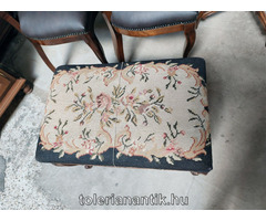 Neobarokk puff gobelin mintás kárpittal