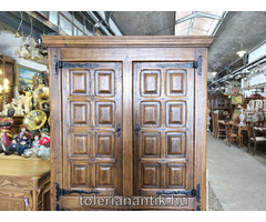 Kazettamintás négyajtós polcos szekrény