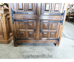 Kazettamintás négyajtós polcos szekrény