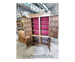 Kazettamintás négyajtós polcos szekrény