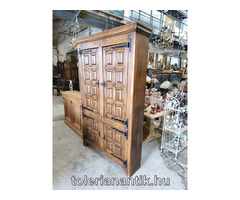 Kazettamintás négyajtós polcos szekrény