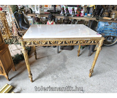 Márványlapos arany szalonasztal