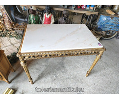 Márványlapos arany szalonasztal