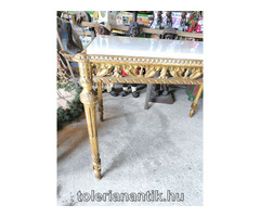 Márványlapos arany szalonasztal