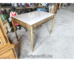 Márványlapos arany szalonasztal