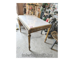 Márványlapos arany szalonasztal