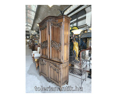 Neobarokk négyajtós faragott polcos szekrény