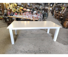 Nagyméretű fehér étkező asztal