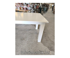 Nagyméretű fehér étkező asztal