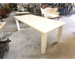 Nagyméretű fehér étkező asztal