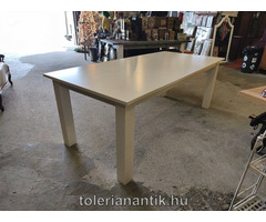 Nagyméretű fehér étkező asztal