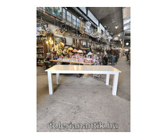 Nagyméretű fehér étkező asztal