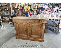 Kétajtós fenyő kis szekrény