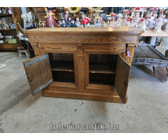 Kétajtós fenyő kis szekrény