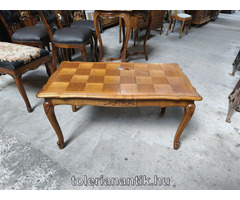 Neobarokk négyzetintarziás dohányzó asztal