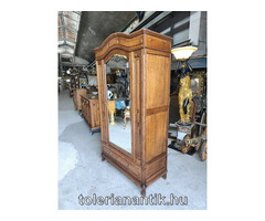 Neobarokk egyajtós tükrös polcos szekrény