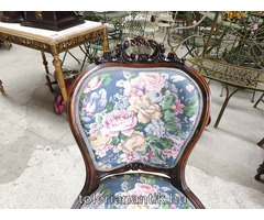 Neobarokk szék virágmintás kárpittal