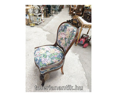Neobarokk szék virágmintás kárpittal