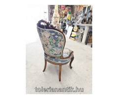 Neobarokk szék virágmintás kárpittal