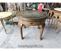 Különleges kerek kis asztal mintás rézborítással és fiókkal