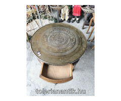Különleges kerek kis asztal mintás rézborítással és fiókkal