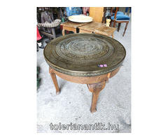 Különleges kerek kis asztal mintás rézborítással és fiókkal