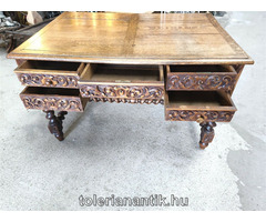 Régi dúsan faragott ötfiókos íróasztal