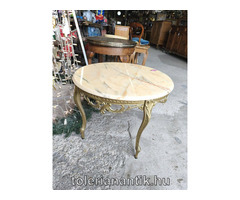 Kerek márványlapos rézasztal