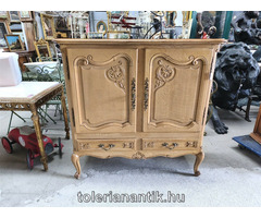 Neobarokk kétajtós kis szekrény két fiókkal