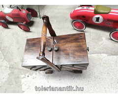 Különleges szétnyitható régi varródoboz