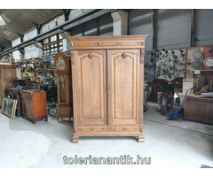 Ónémet stílusú kétajtós akasztós szekrény