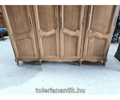 Neobarokk négyajtós akasztós polcos szekrény