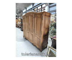 Neobarokk négyajtós akasztós polcos szekrény