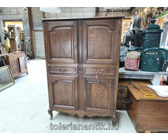 Neobarokk négyajtós polcos kis szekrény két fiókkal