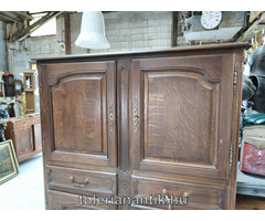 Neobarokk négyajtós polcos kis szekrény két fiókkal