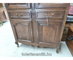 Neobarokk négyajtós polcos kis szekrény két fiókkal