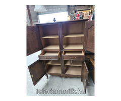 Neobarokk négyajtós polcos kis szekrény két fiókkal