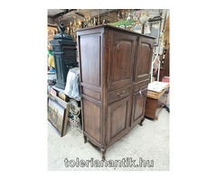 Neobarokk négyajtós polcos kis szekrény két fiókkal