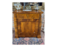 Felújított Biedermeier komód, félszekrény.