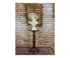 Restaurált posztamens.