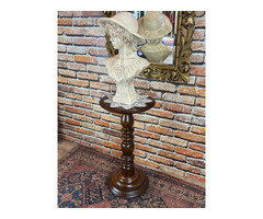 Restaurált posztamens.