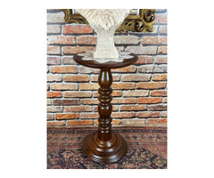 Restaurált posztamens.