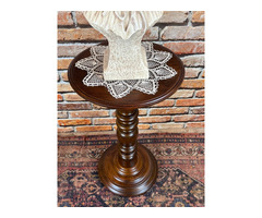 Restaurált posztamens.