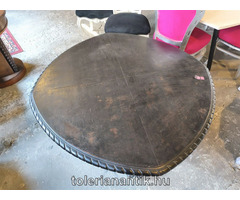 Oroszlánlábas dohányzó asztal