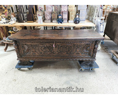 Nagyméretű faragott régi láda