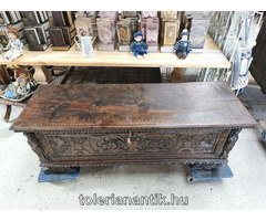 Nagyméretű faragott régi láda